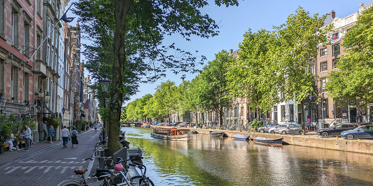 Amsterdam weltberühmt für Grachten, Museen und Flair