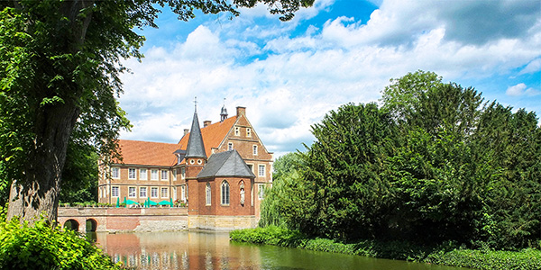 .Blick auf Burg Hülshoff im Münsterland mit umliegender Parkanlage.