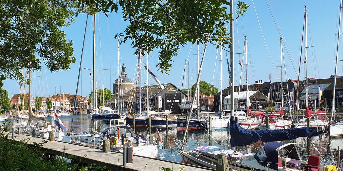Hafen von Enkhuizen mit historischen Gebäuden und Segelschiffen in Holland