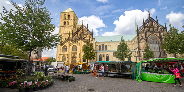 Domplatz Münster mit Wochenmarkt