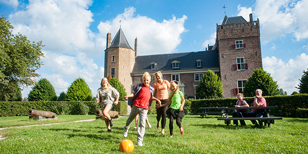 .Familien Radreise Holland spielende Kinder vor Schloss Assumburg, Übernachtungsort.