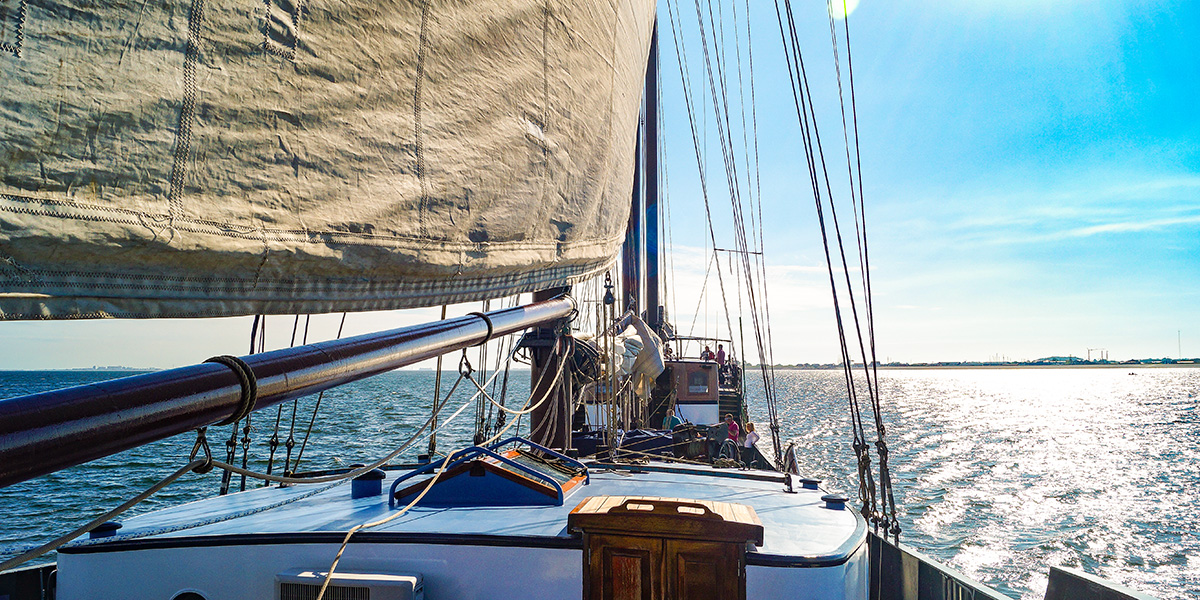 Traditionelles Segelschiff Mare van Fryslân auf dem IJsselmeer in Holland