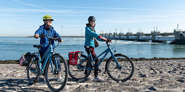 .Sail % Bike Zeeland Radfahrer vor Deltawerke.